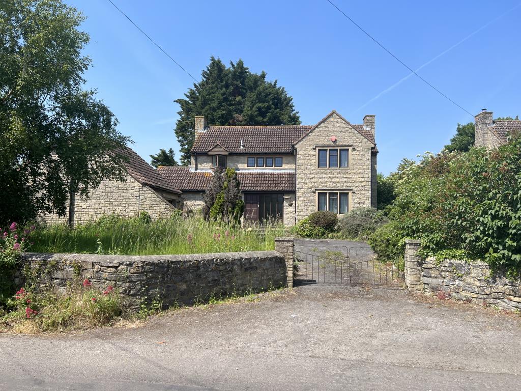 Lot: 128 - WATER DAMAGED DETACHED PROPERTY FOR REFURBISHMENT - General view of front of property